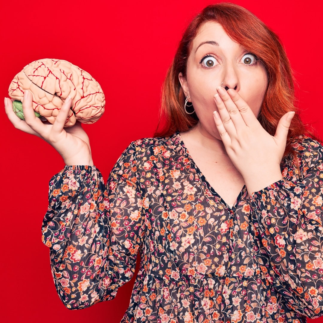 Imagem de uma mulher mostrando como a organização pode trazer uma sensação maior de bem-estar, contribuindo para a saúde mental.
